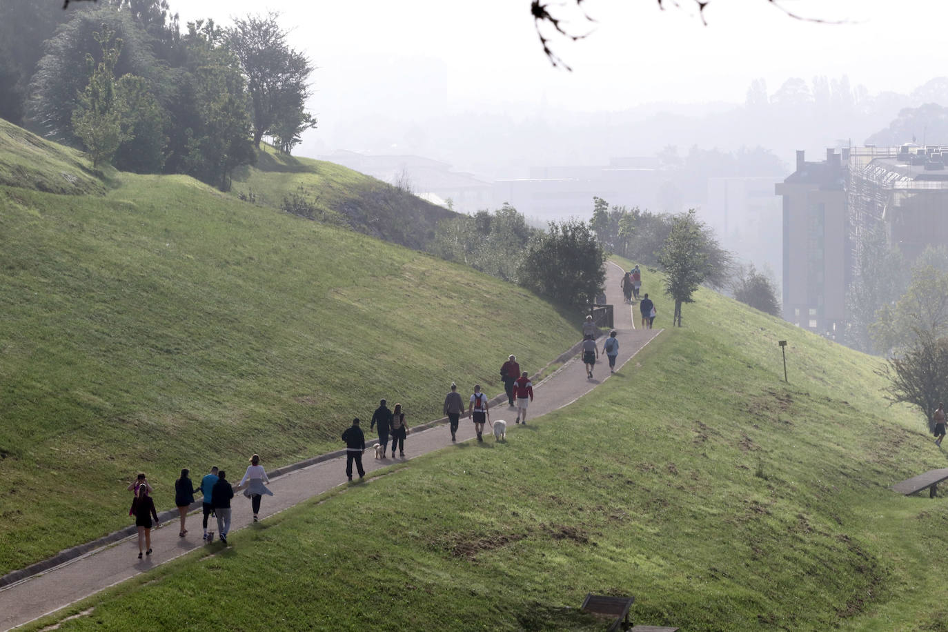 Las salidas de los asturianos para pasear o hacer deporte son algo más contenidas este domingo, aunque la afluencia sigue siendo importante en playas y parques. El control policial se intensifica en esta segunda jornada de libertad.