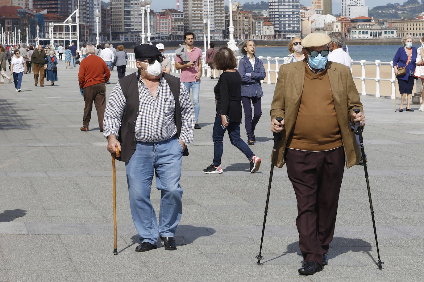 Las salidas de los asturianos para pasear o hacer deporte son algo más contenidas este domingo, aunque la afluencia sigue siendo importante en playas y parques. El control policial se intensifica en esta segunda jornada de libertad.