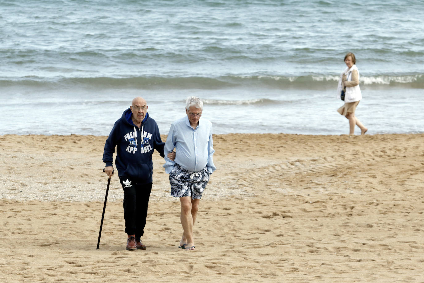 Las salidas de los asturianos para pasear o hacer deporte son algo más contenidas este domingo, aunque la afluencia sigue siendo importante en playas y parques. El control policial se intensifica en esta segunda jornada de libertad.