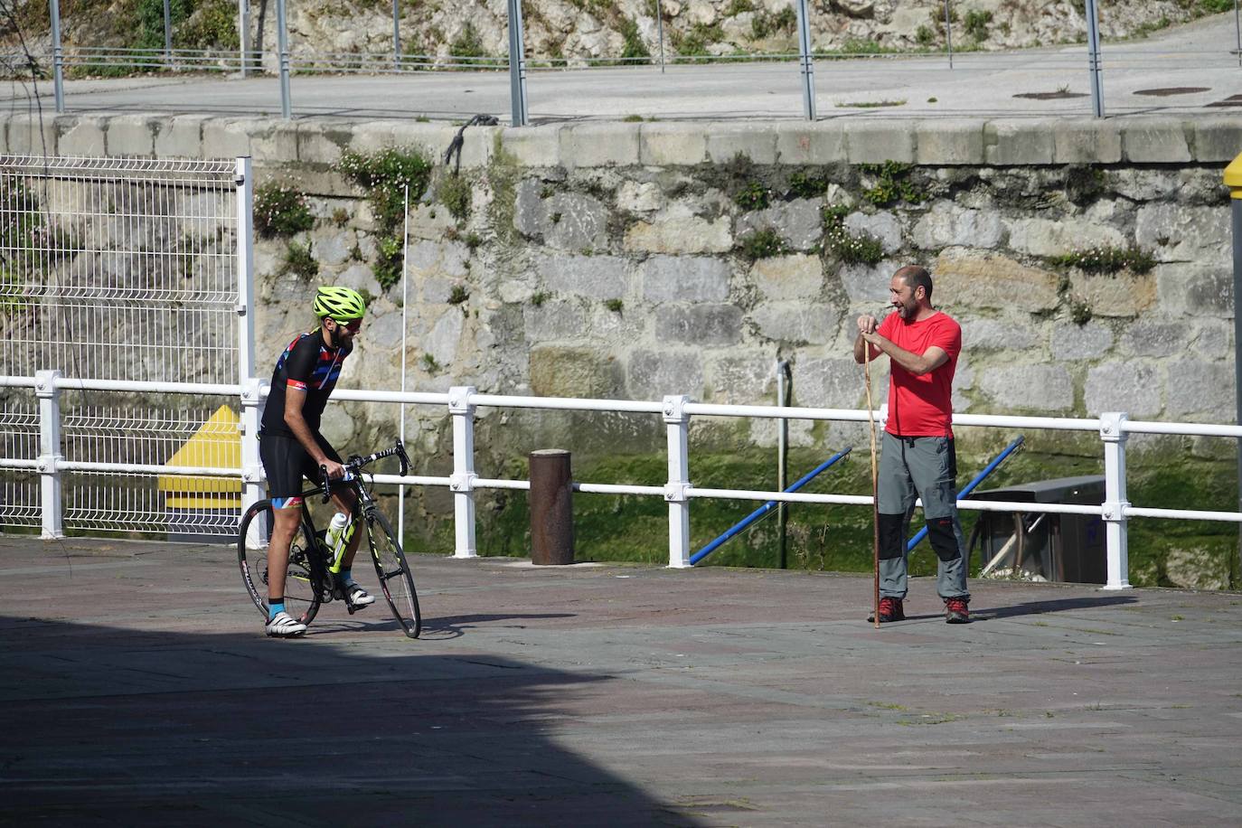 Las salidas de los asturianos para pasear o hacer deporte son algo más contenidas este domingo, aunque la afluencia sigue siendo importante en playas y parques. El control policial se intensifica en esta segunda jornada de libertad.