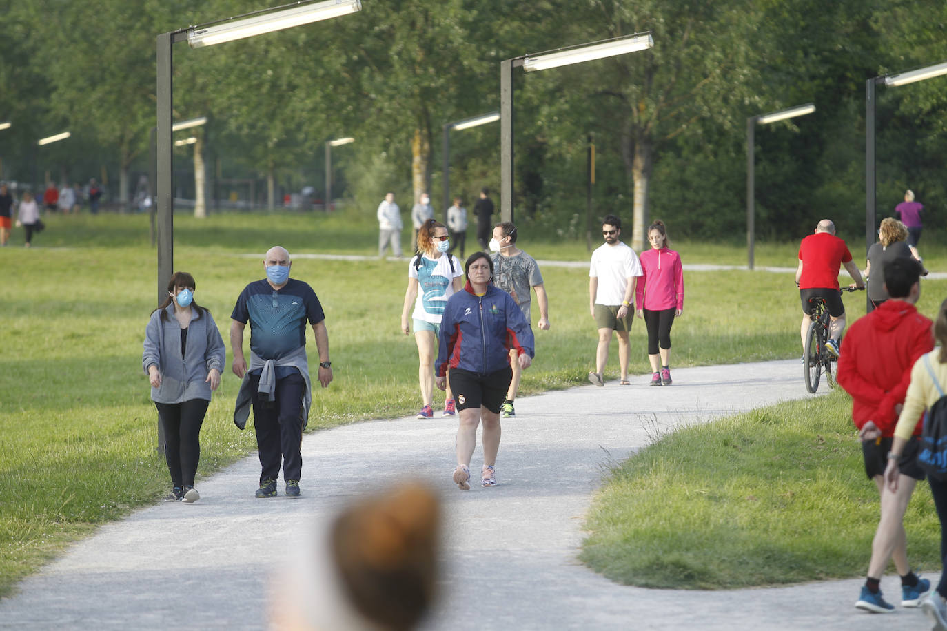 Las salidas de los asturianos para pasear o hacer deporte son algo más contenidas este domingo, aunque la afluencia sigue siendo importante en playas y parques. El control policial se intensifica en esta segunda jornada de libertad.