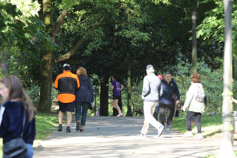 Las salidas de los asturianos para pasear o hacer deporte son algo más contenidas este domingo, aunque la afluencia sigue siendo importante en playas y parques. El control policial se intensifica en esta segunda jornada de libertad.