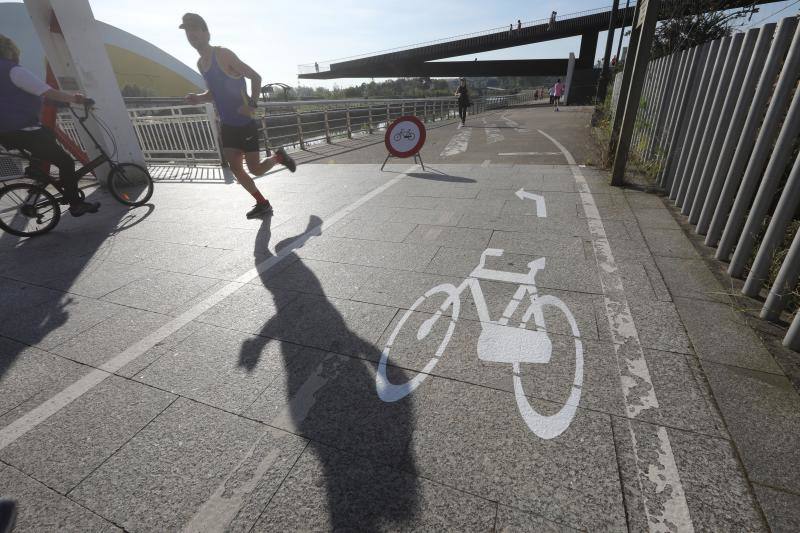 Las salidas de los asturianos para pasear o hacer deporte son algo más contenidas este domingo, aunque la afluencia sigue siendo importante en playas y parques. El control policial se intensifica en esta segunda jornada de libertad.
