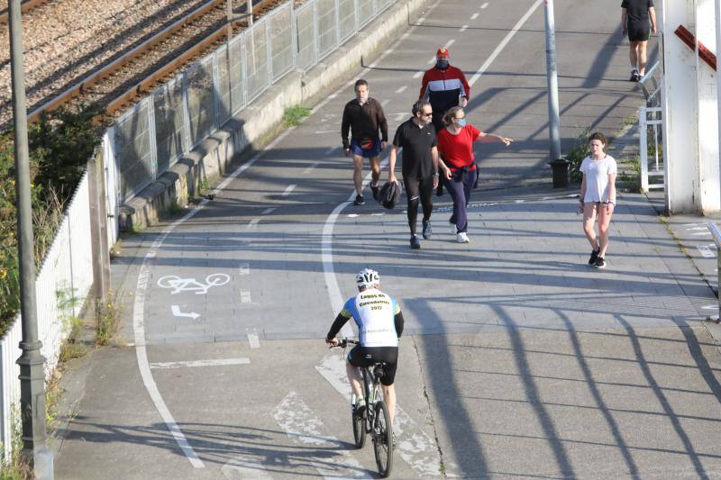 Las salidas de los asturianos para pasear o hacer deporte son algo más contenidas este domingo, aunque la afluencia sigue siendo importante en playas y parques. El control policial se intensifica en esta segunda jornada de libertad.