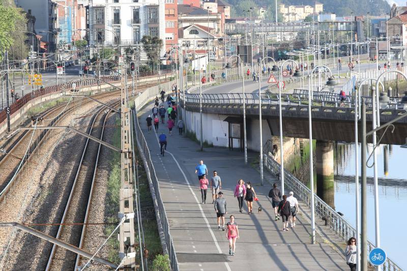 Las salidas de los asturianos para pasear o hacer deporte son algo más contenidas este domingo, aunque la afluencia sigue siendo importante en playas y parques. El control policial se intensifica en esta segunda jornada de libertad.
