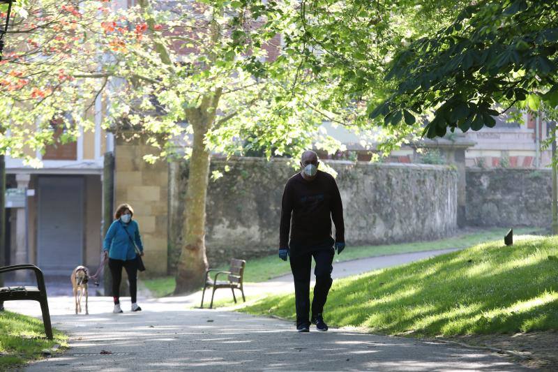 Las salidas de los asturianos para pasear o hacer deporte son algo más contenidas este domingo, aunque la afluencia sigue siendo importante en playas y parques. El control policial se intensifica en esta segunda jornada de libertad.