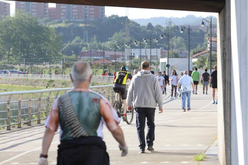 Las salidas de los asturianos para pasear o hacer deporte son algo más contenidas este domingo, aunque la afluencia sigue siendo importante en playas y parques. El control policial se intensifica en esta segunda jornada de libertad.