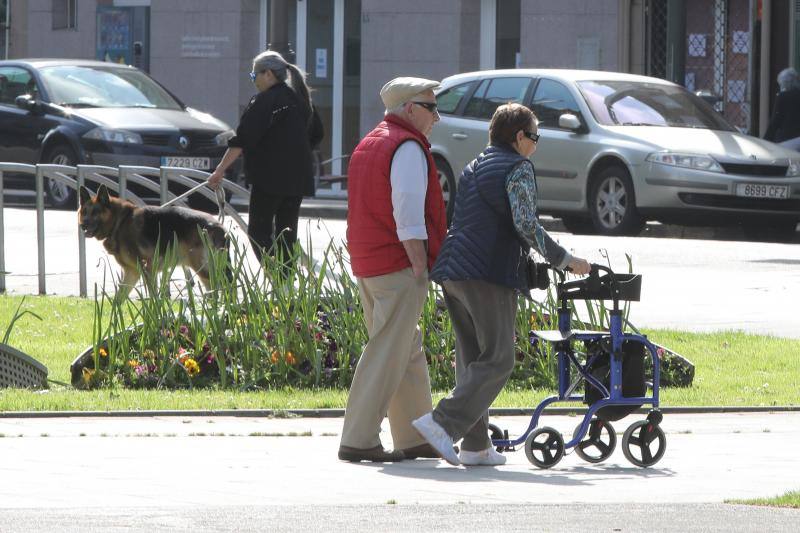 Las salidas de los asturianos para pasear o hacer deporte son algo más contenidas este domingo, aunque la afluencia sigue siendo importante en playas y parques. El control policial se intensifica en esta segunda jornada de libertad.