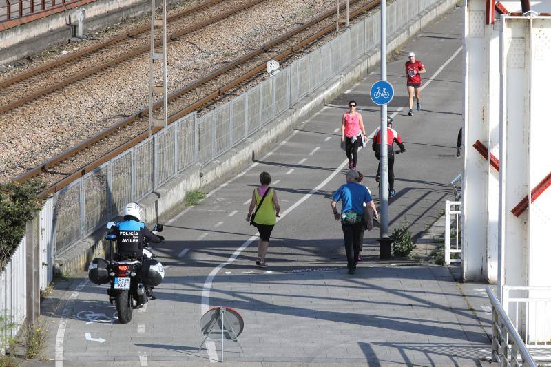 Las salidas de los asturianos para pasear o hacer deporte son algo más contenidas este domingo, aunque la afluencia sigue siendo importante en playas y parques. El control policial se intensifica en esta segunda jornada de libertad.