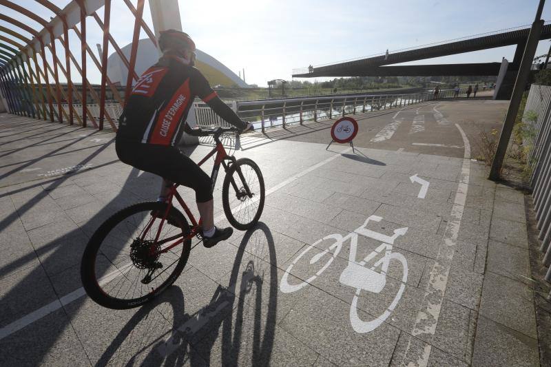 Las salidas de los asturianos para pasear o hacer deporte son algo más contenidas este domingo, aunque la afluencia sigue siendo importante en playas y parques. El control policial se intensifica en esta segunda jornada de libertad.
