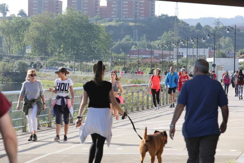 Las salidas de los asturianos para pasear o hacer deporte son algo más contenidas este domingo, aunque la afluencia sigue siendo importante en playas y parques. El control policial se intensifica en esta segunda jornada de libertad.