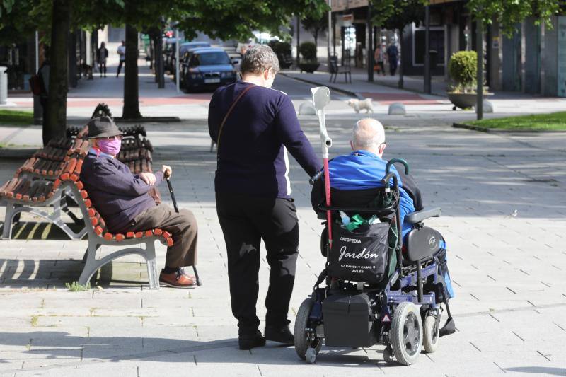 Las salidas de los asturianos para pasear o hacer deporte son algo más contenidas este domingo, aunque la afluencia sigue siendo importante en playas y parques. El control policial se intensifica en esta segunda jornada de libertad.