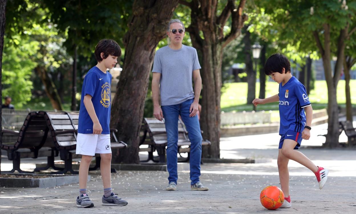 El Campo de San Francisco. El pulmón de la ciudad fue elegido por niños y mayores para disfrutar de la mañana del sábado. 