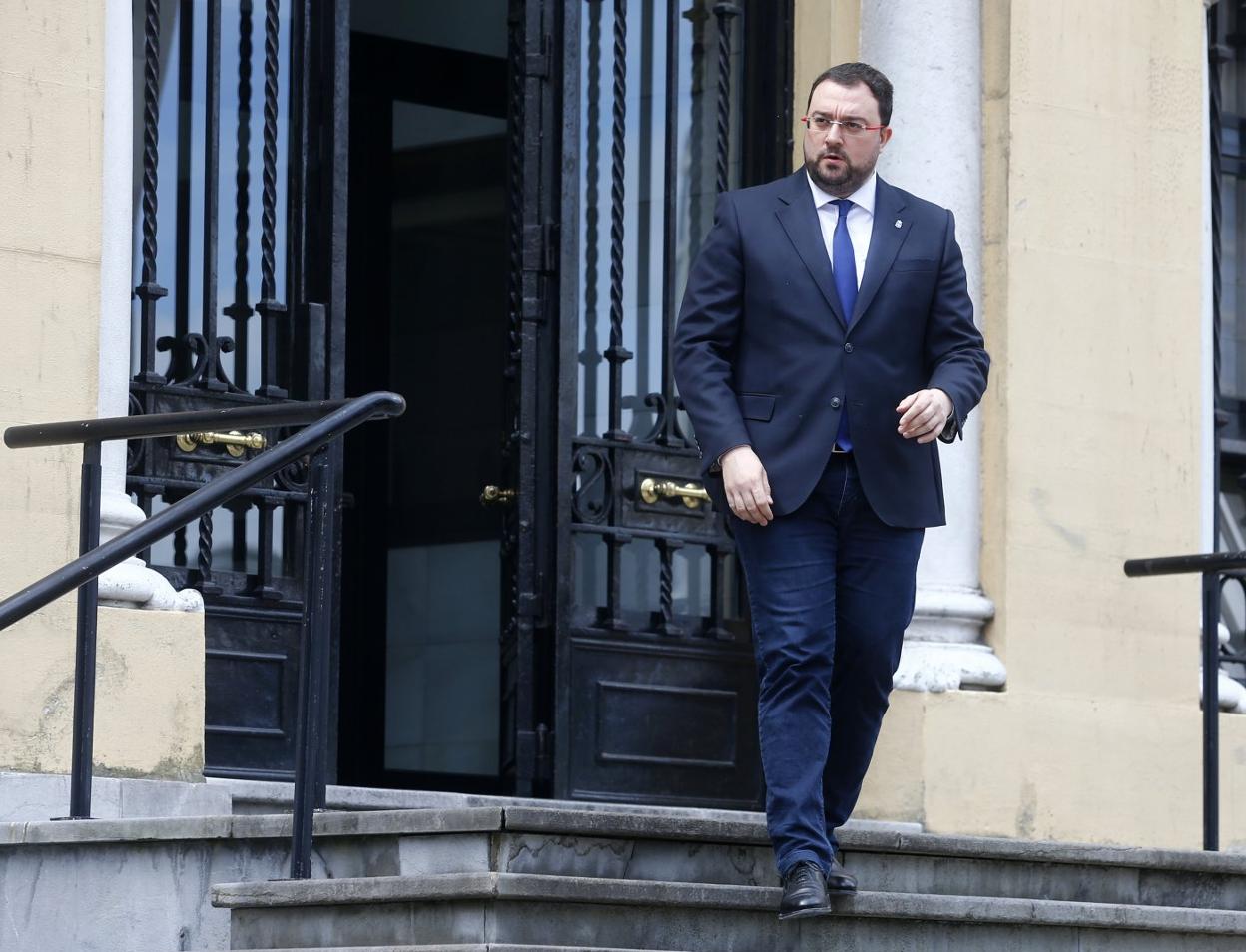 Adrián Barbón, a las puertas de la sede de Presidencia, antes de su comparecencia. 