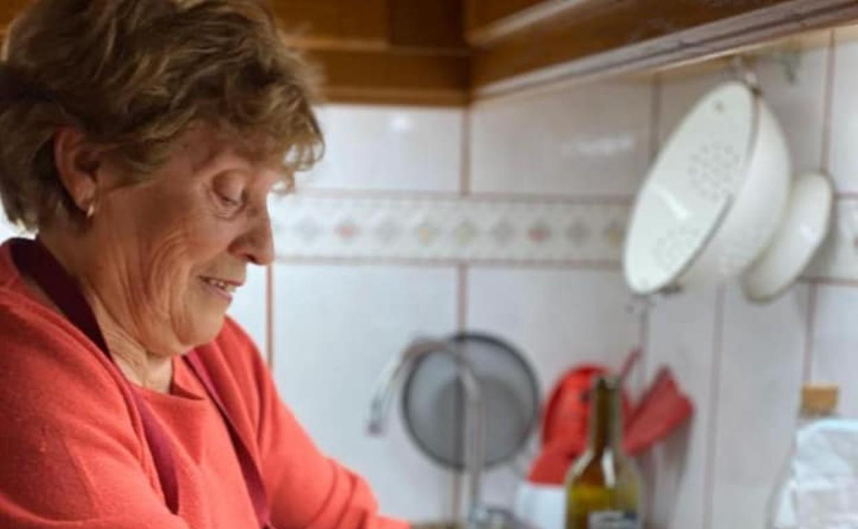 Almérida González, amasando. 