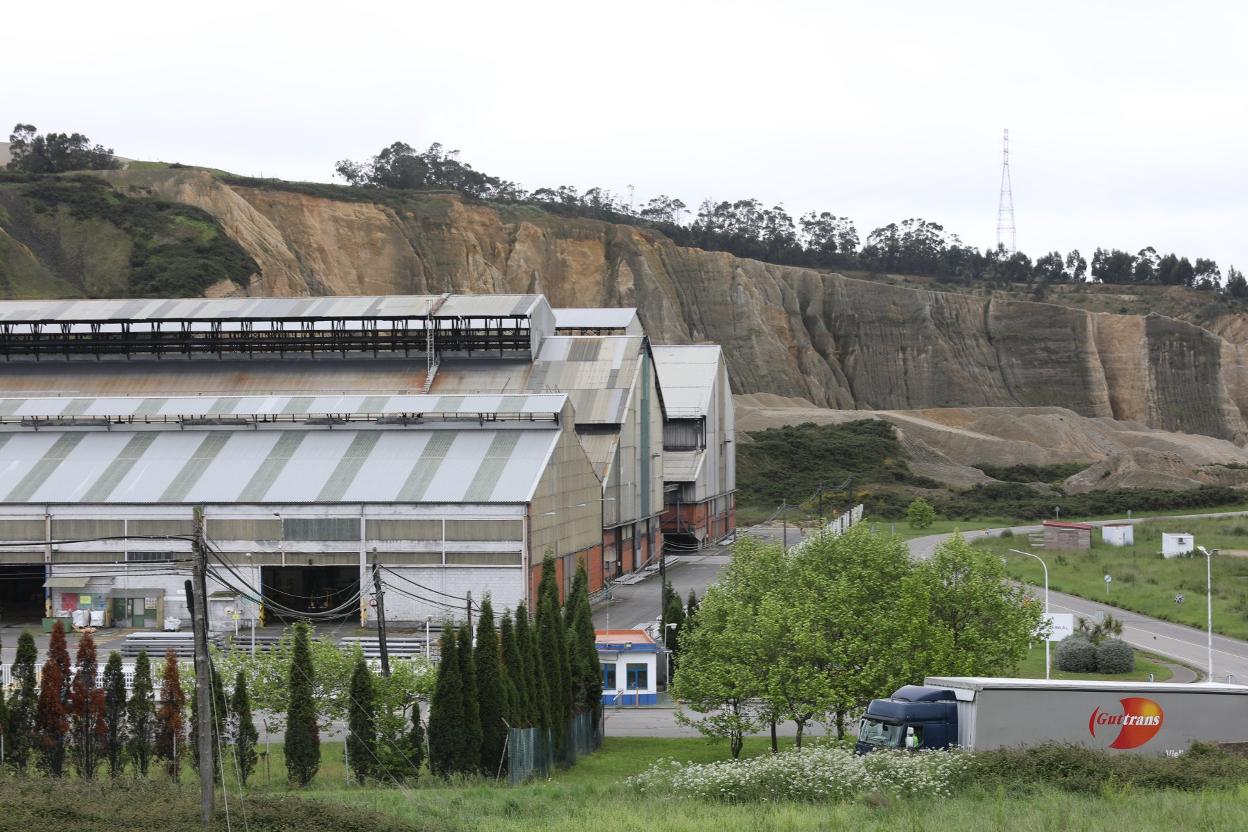 Las naves de la factoría de Alu Ibérica en Avilés. 