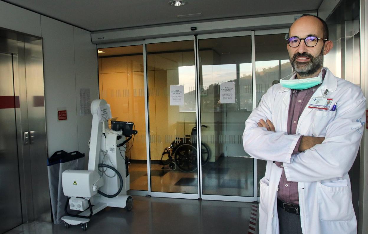 El doctor Álvaro González Franco, a las puertas de una de las plantas de COVID del Hospital Universitario Central de Asturias (HUCA). 