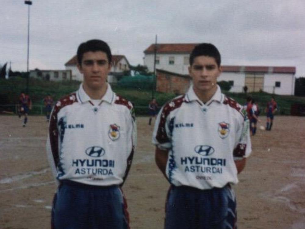 t Con su amigo Andrés Guerra, con el que compartió delantera en el Langreo y en sus inicios en el Sporting. 