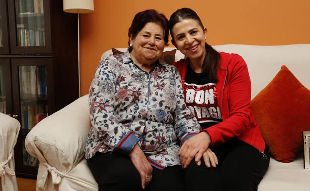 Amelia Menéndez, con su madre Amelia, en Luanco. 