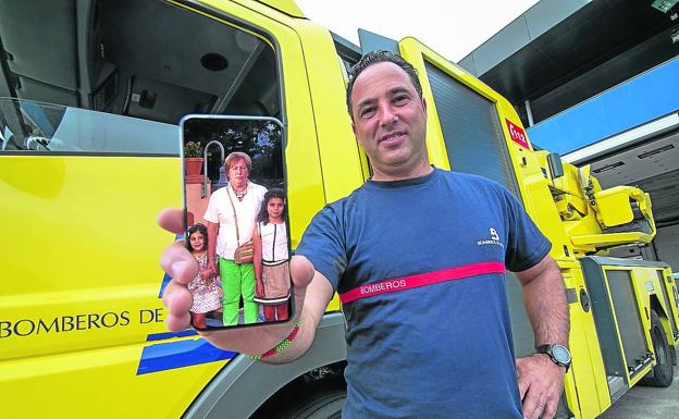 El bombero Carlos García, en La Morgal, no podrá disfrutar hoy de su madre, Olvido Miranda. imanol rimada