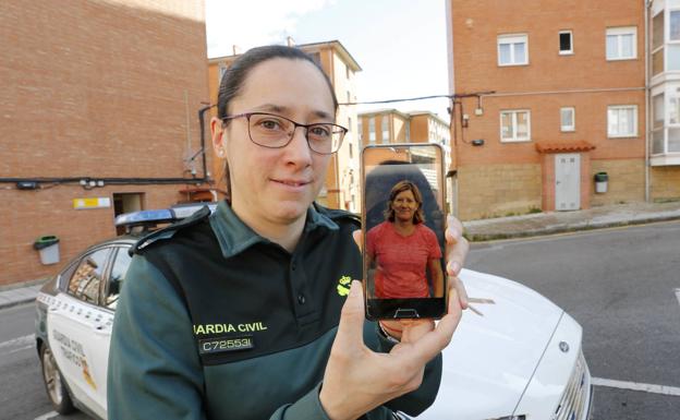 La guardia civil gijonesa Cristina Pérez celebrará el Día de la Madre a través del móvil. paloma ucha