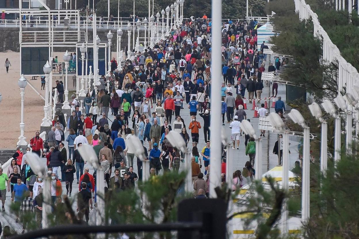 En Gijón, muchos aprovecharon la salida a partir de las 20 horas. 