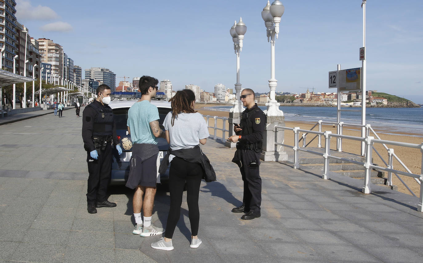 Las salidas de los asturianos para pasear o hacer deporte son algo más contenidas este domingo, aunque la afluencia sigue siendo importante en playas y parques. El control policial se intensifica en esta segunda jornada de libertad.