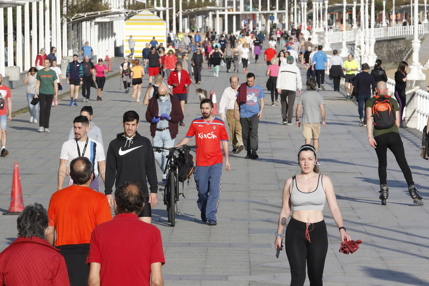 Las salidas de los asturianos para pasear o hacer deporte son algo más contenidas este domingo, aunque la afluencia sigue siendo importante en playas y parques. El control policial se intensifica en esta segunda jornada de libertad.