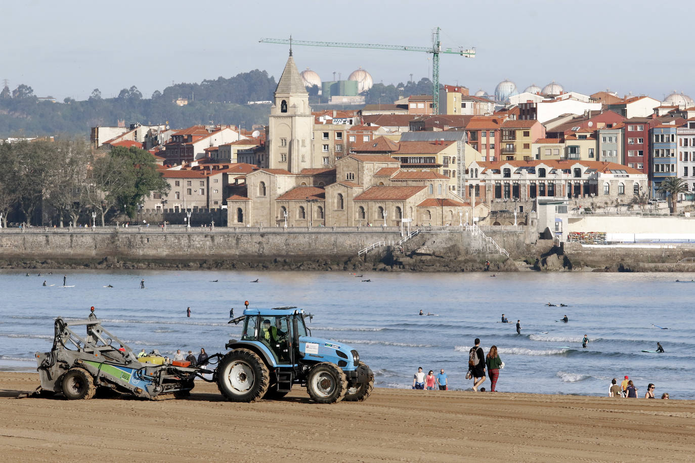 Las salidas de los asturianos para pasear o hacer deporte son algo más contenidas este domingo, aunque la afluencia sigue siendo importante en playas y parques. El control policial se intensifica en esta segunda jornada de libertad.