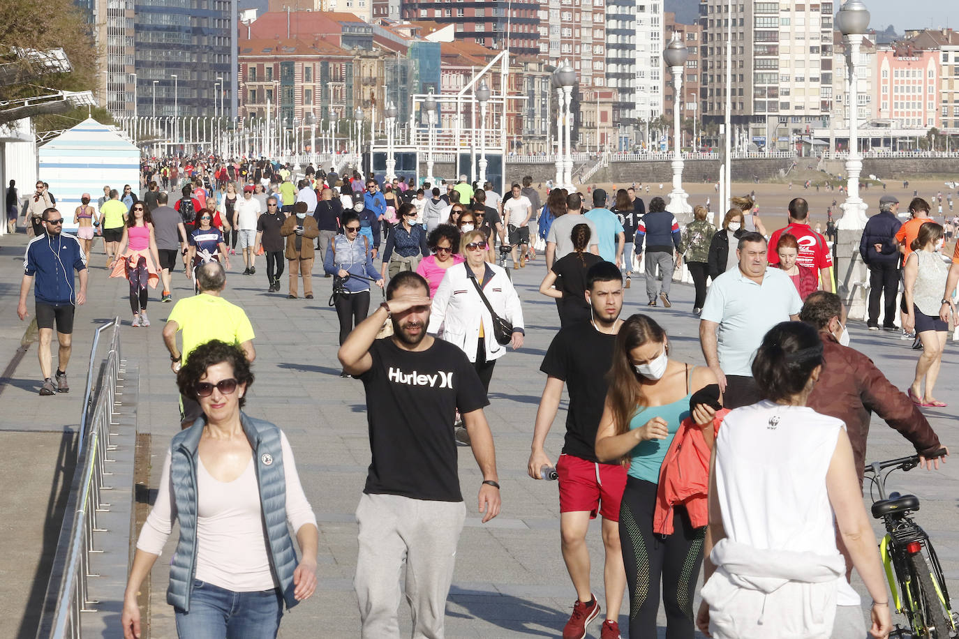 Las salidas de los asturianos para pasear o hacer deporte son algo más contenidas este domingo, aunque la afluencia sigue siendo importante en playas y parques. El control policial se intensifica en esta segunda jornada de libertad.