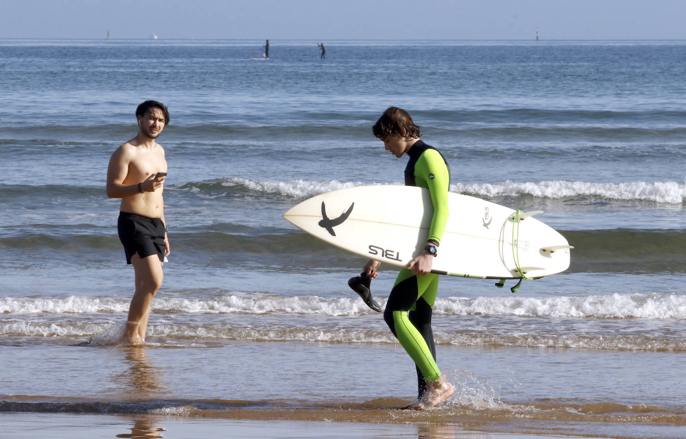 Las salidas de los asturianos para pasear o hacer deporte son algo más contenidas este domingo, aunque la afluencia sigue siendo importante en playas y parques. El control policial se intensifica en esta segunda jornada de libertad.