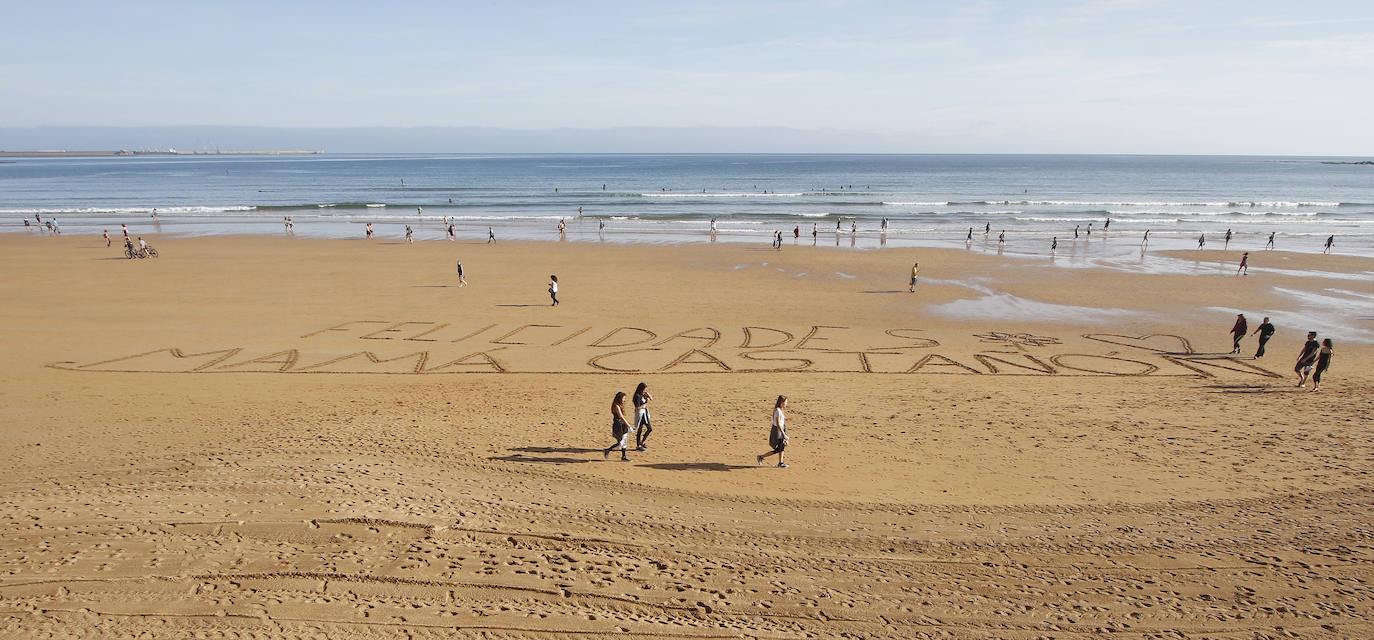 Las salidas de los asturianos para pasear o hacer deporte son algo más contenidas este domingo, aunque la afluencia sigue siendo importante en playas y parques. El control policial se intensifica en esta segunda jornada de libertad.