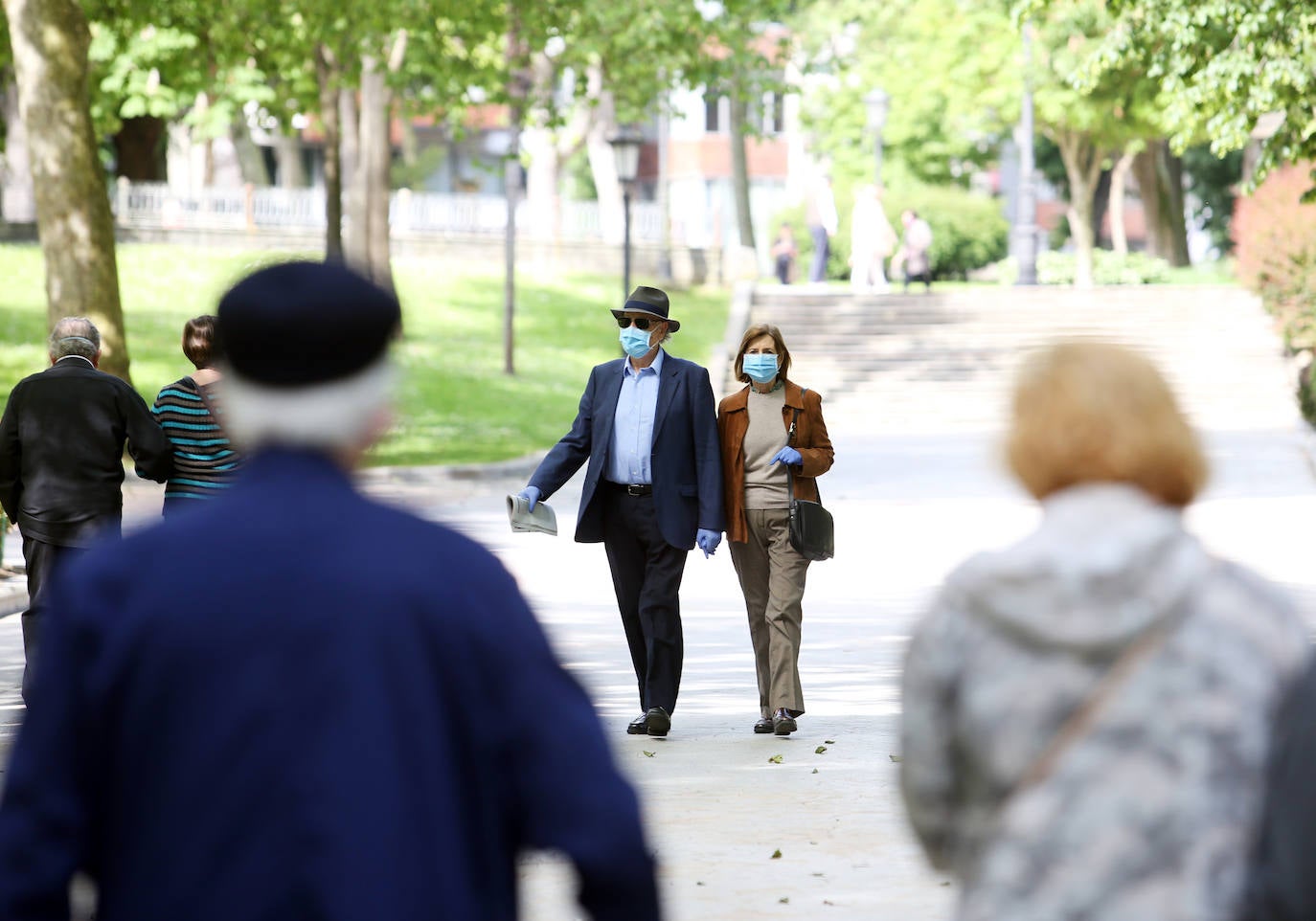 Las salidas de los asturianos para pasear o hacer deporte son algo más contenidas este domingo, aunque la afluencia sigue siendo importante en playas y parques. El control policial se intensifica en esta segunda jornada de libertad.