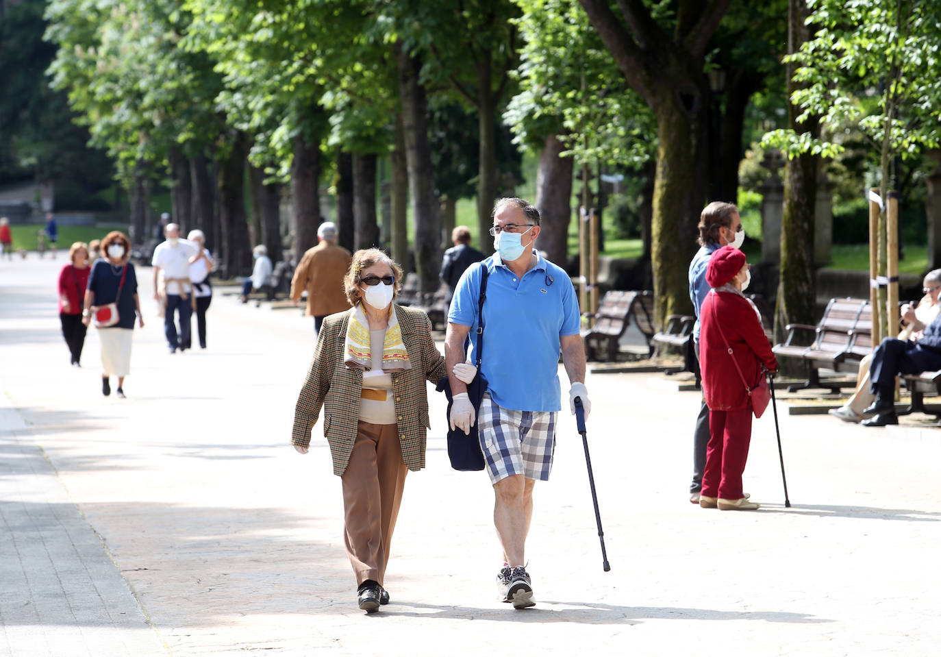 Las salidas de los asturianos para pasear o hacer deporte son algo más contenidas este domingo, aunque la afluencia sigue siendo importante en playas y parques. El control policial se intensifica en esta segunda jornada de libertad.