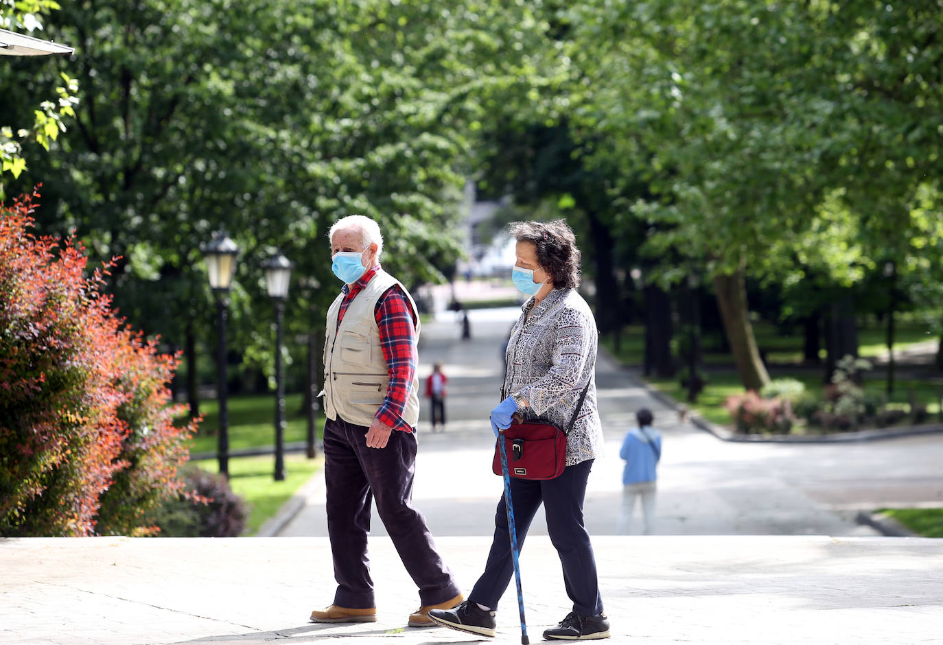 Las salidas de los asturianos para pasear o hacer deporte son algo más contenidas este domingo, aunque la afluencia sigue siendo importante en playas y parques. El control policial se intensifica en esta segunda jornada de libertad.