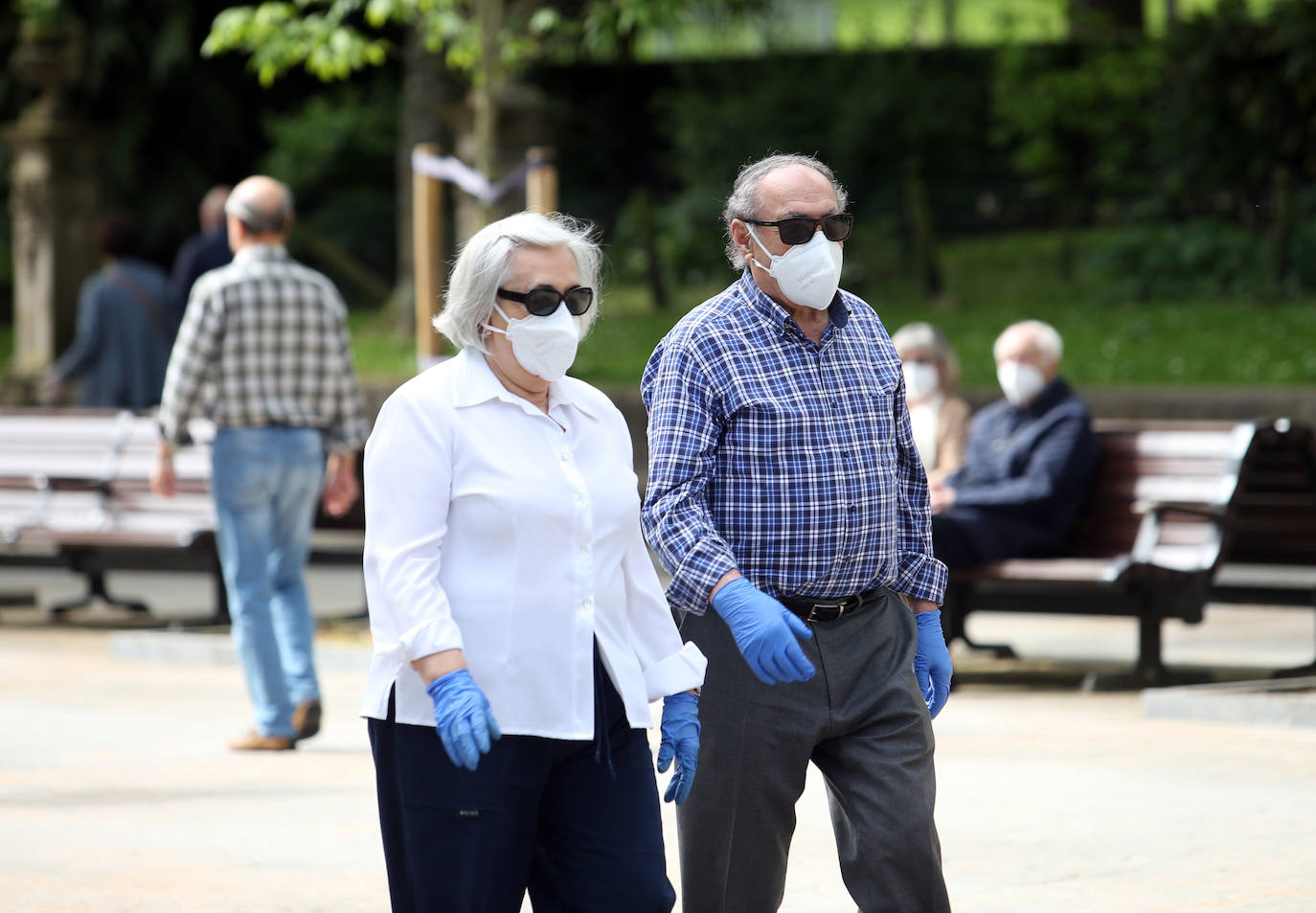 Las salidas de los asturianos para pasear o hacer deporte son algo más contenidas este domingo, aunque la afluencia sigue siendo importante en playas y parques. El control policial se intensifica en esta segunda jornada de libertad.