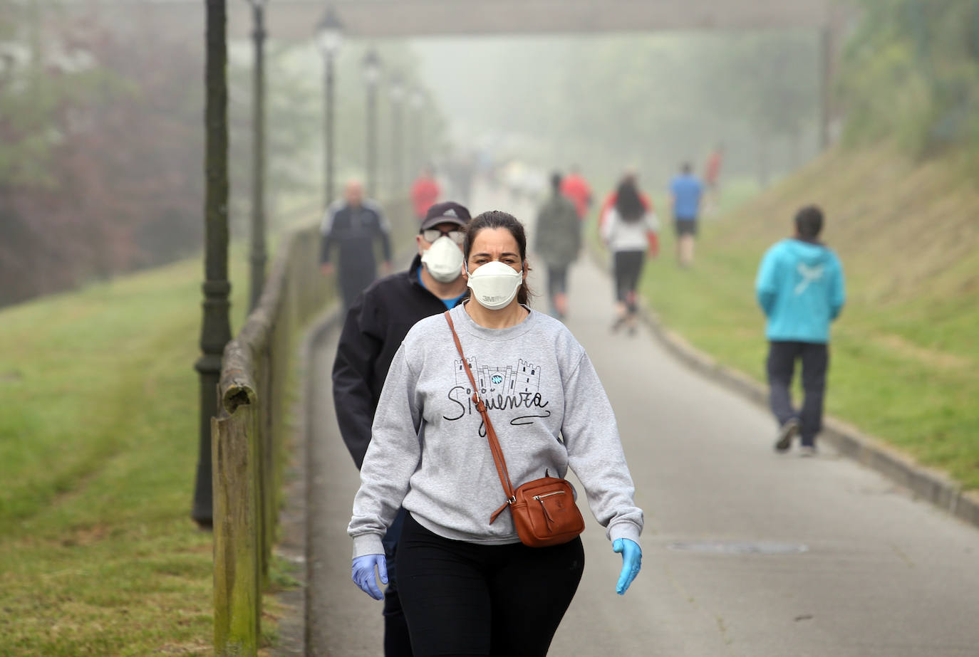 Las salidas de los asturianos para pasear o hacer deporte son algo más contenidas este domingo, aunque la afluencia sigue siendo importante en playas y parques. El control policial se intensifica en esta segunda jornada de libertad.