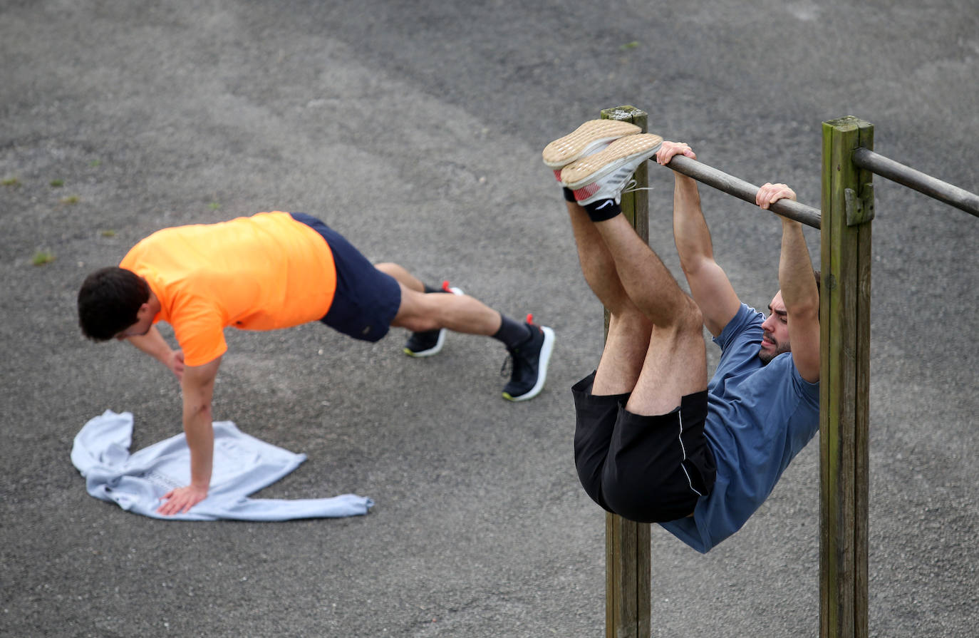 Las salidas de los asturianos para pasear o hacer deporte son algo más contenidas este domingo, aunque la afluencia sigue siendo importante en playas y parques. El control policial se intensifica en esta segunda jornada de libertad.
