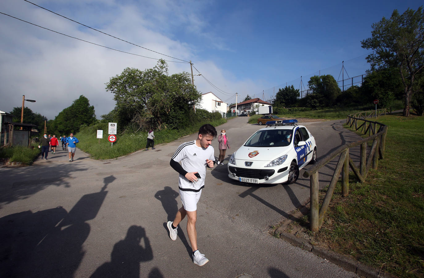 Las salidas de los asturianos para pasear o hacer deporte son algo más contenidas este domingo, aunque la afluencia sigue siendo importante en playas y parques. El control policial se intensifica en esta segunda jornada de libertad.