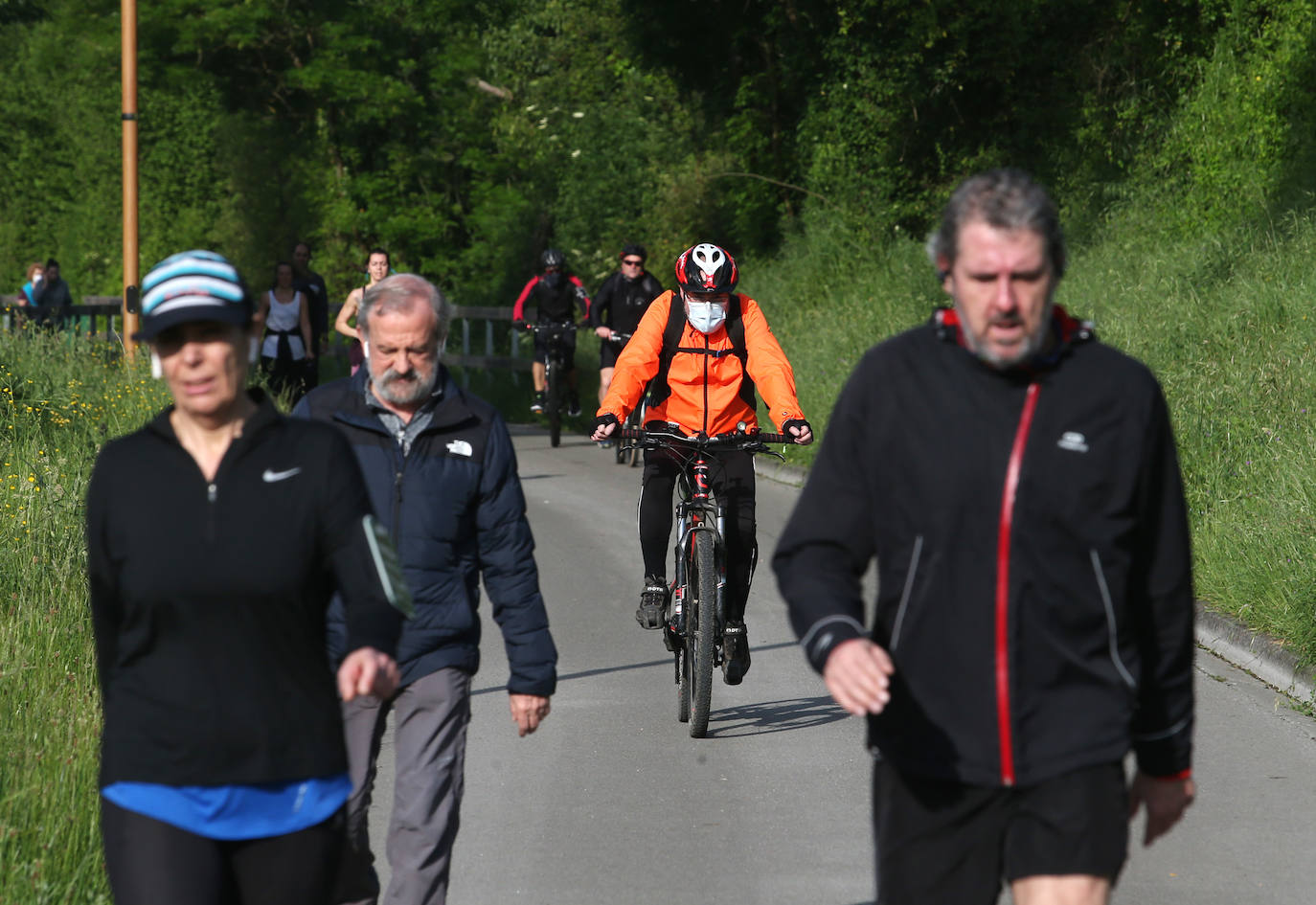 Las salidas de los asturianos para pasear o hacer deporte son algo más contenidas este domingo, aunque la afluencia sigue siendo importante en playas y parques. El control policial se intensifica en esta segunda jornada de libertad.