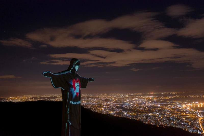 El coronavirus ha llegado a prácticamente todos los países del mundo y en algunos lugares han optado por colocarle mascarillas protectoras a las estatuas más emblemáticas, como el Cristo Redentor de Brasil o el Woody Allen de Oviedo, para concienciar sobre los beneficios de utilizarlas para tratar de frenar la pandemia. 