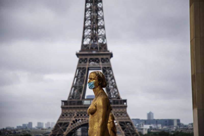 El coronavirus ha llegado a prácticamente todos los países del mundo y en algunos lugares han optado por colocarle mascarillas protectoras a las estatuas más emblemáticas, como el Cristo Redentor de Brasil o el Woody Allen de Oviedo, para concienciar sobre los beneficios de utilizarlas para tratar de frenar la pandemia. 