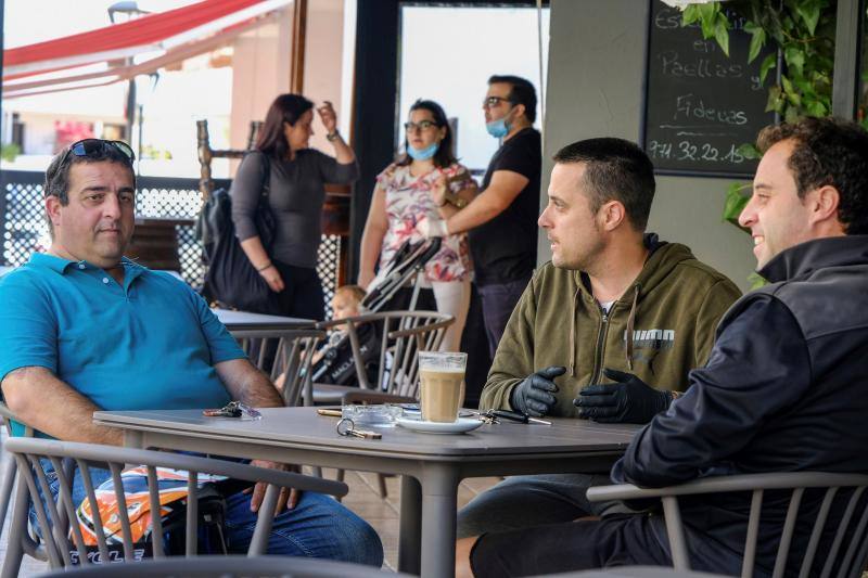 Las islas de La Gomera, La Graciosa, El Hierro, (Canarias) y Formentera (Baleares) han iniciado este lunes la fase 1 de la desescalada. Comercios, restaurantes y establecimientos hoteleros ya han podido reabrir después de 50 días de confinamiento por el coronavirus. Las restricciones no han impedido que las terrazas de los bares y las cafeterías vuelvan a ocupare. 