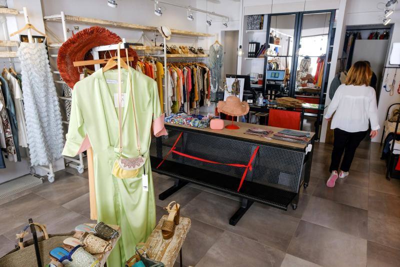 Las islas de La Gomera, La Graciosa, El Hierro, (Canarias) y Formentera (Baleares) han iniciado este lunes la fase 1 de la desescalada. Comercios, restaurantes y establecimientos hoteleros ya han podido reabrir después de 50 días de confinamiento por el coronavirus. Las restricciones no han impedido que las terrazas de los bares y las cafeterías vuelvan a ocuparse. 