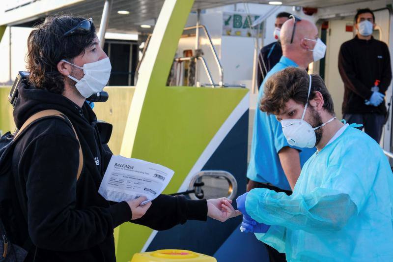 Las islas de La Gomera, La Graciosa, El Hierro, (Canarias) y Formentera (Baleares) han iniciado este lunes la fase 1 de la desescalada. Comercios, restaurantes y establecimientos hoteleros ya han podido reabrir después de 50 días de confinamiento por el coronavirus. Las restricciones no han impedido que las terrazas de los bares y las cafeterías vuelvan a ocuparse. En la imagen, realización de test rápidos en Ibiza a todos los pasajeros y transportistas de los dos ferrys a Formentera. 
