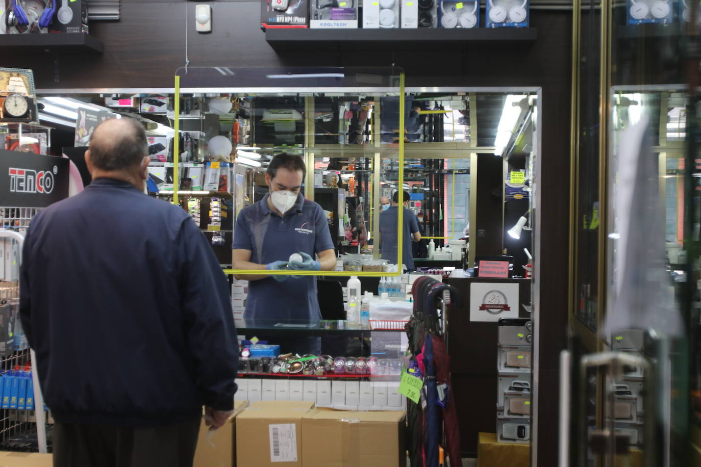 Después de cincuenta días de confinamiento por el coronavirus, Asturias ha llegado a la fase 0 de la desescalada. Desde este lunes comercios y peluquerías pueden reabrir, aunque con condiciones especiales para evitar aglomeraciones y prevenir el contagio del Covid-19. 