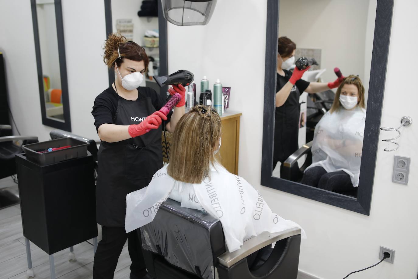 Después de cincuenta días de confinamiento por el coronavirus, Asturias ha llegado a la fase 0 de la desescalada. Desde este lunes comercios y peluquerías pueden reabrir, aunque con condiciones especiales para evitar aglomeraciones y prevenir el contagio del Covid-19. 