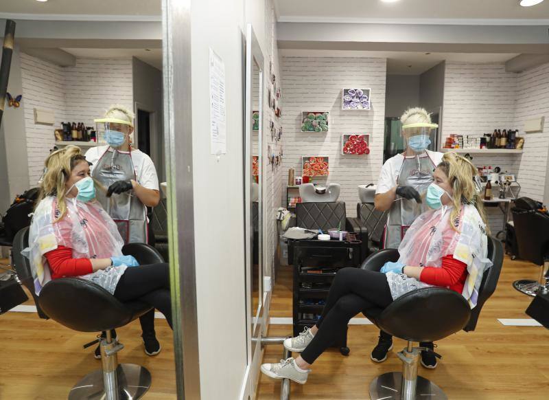 Después de cincuenta días de confinamiento por el coronavirus, Asturias ha llegado a la fase 0 de la desescalada. Desde este lunes comercios y peluquerías pueden reabrir, aunque con condiciones especiales para evitar aglomeraciones y prevenir el contagio del Covid-19. 