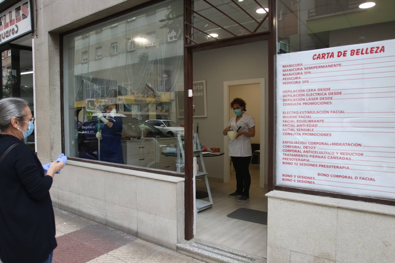 Después de cincuenta días de confinamiento por el coronavirus, Asturias ha llegado a la fase 0 de la desescalada. Desde este lunes comercios y peluquerías pueden reabrir, aunque con condiciones especiales para evitar aglomeraciones y prevenir el contagio del Covid-19. 