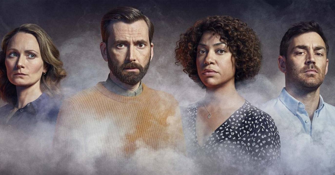 El incendio. 19 de mayo, Filmin. David Tennant y Cush Jumbo dan vida a Tom y Kate. Él, médico de cabecera, ella, maestra de escuela, son una de las parejas más queridas de Kirdarroch, el pueblecito escocés donde están criando a sus hijas pequeñas. Una noche, tras un trágico incendio en su vivienda, el cuerpo sin vida de la mujer y las niñas es rescatado de las llamas, mientras Tom logra salir con vida. La conmoción inicial da paso a la perplejidad cuando se descubre que Kate y sus hijas no murieron en el incendio.